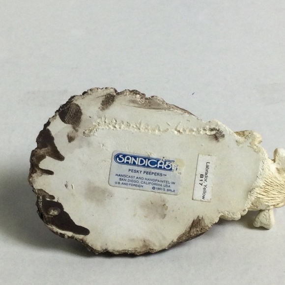 Sandicast Labrador Yellow B-17 “Pesky Peepers” Dog Figurine with bone in mouth - Picture 10 of 11